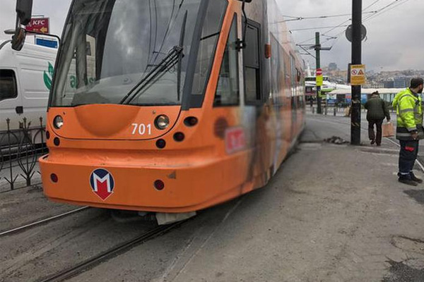 Sirkeci'de tramvay raydan çıktı