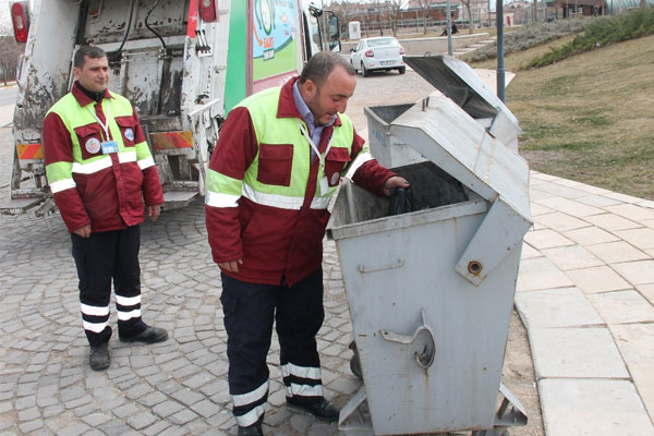 Çöpten el bombası çıktı