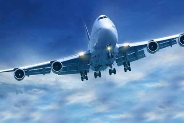 İstanbul'da iki uçağa yıldırım çarptı