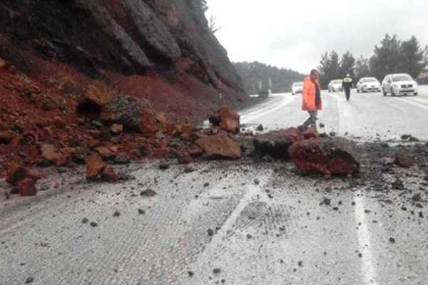 Denizli-Antalya karayolunda heyelan!