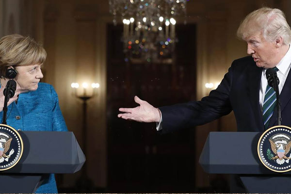 Trump ve Merkel arasında tokalaşma krizi