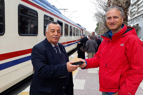 Trende bulduğu cüzdanı sosyal medyada sahibine ulaştırdı