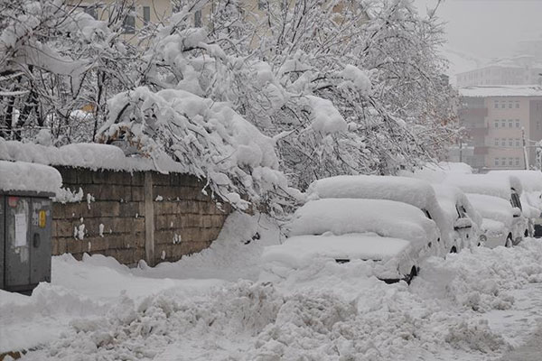 Kar ve tipi yolları kapattı