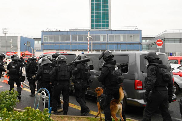 Paris'te havaalanında silah sesleri