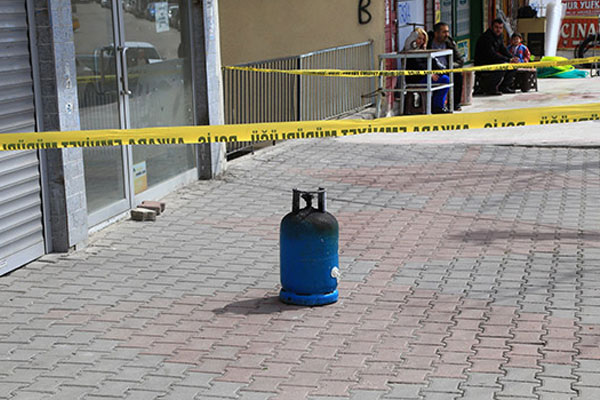 Taktığı tüpü çakmakla kontrol edince...