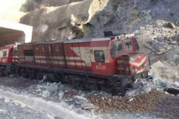 Bitlis'te yük treni raydan çıktı