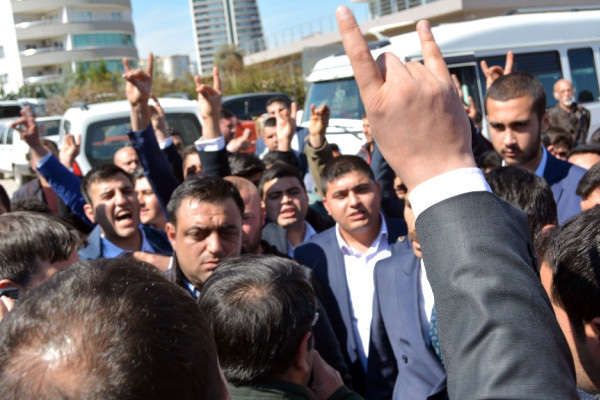 Meral Akşener Mersin'de protesto edildi