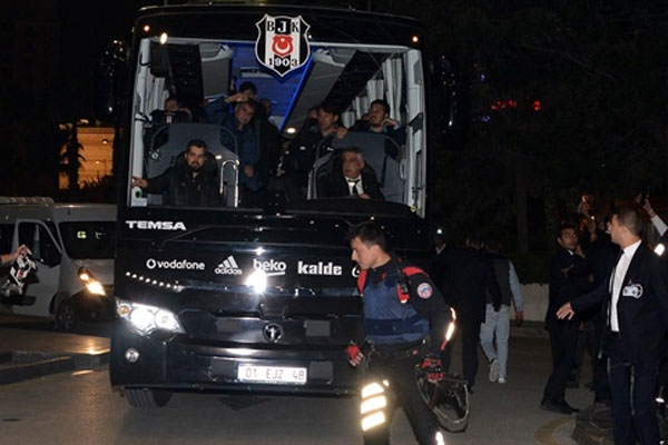 Beşiktaş otobüsüne saldırı!