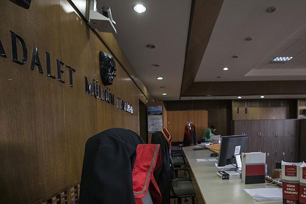 6 eski hakim ve savcı gözaltına alındı