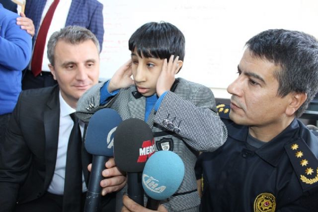 Down sendromlu çocuklar polis telsizinden anons yapıp ezan okudu