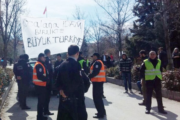 Ankara Üniversitesi'nde pankart gerginliği