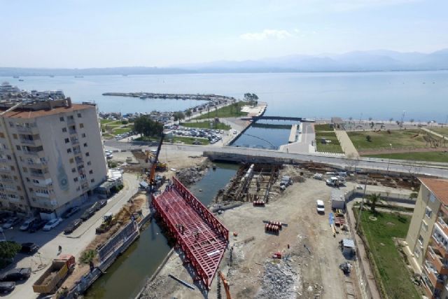 Tramvay için 150 tonluk çelik köprü kuruldu