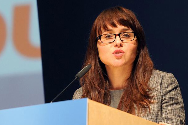 Türk kökenli vekil: Erdoğan, Merkel'den özür dilemeli