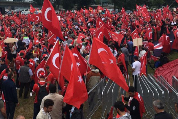 'Türk yetkililer artık Almanya'da miting düzenlemeyecek'