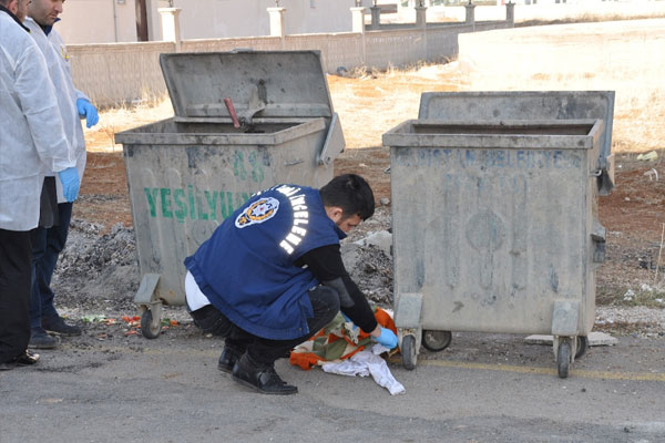 2 günlük bebeği çöp konteynerine attılar