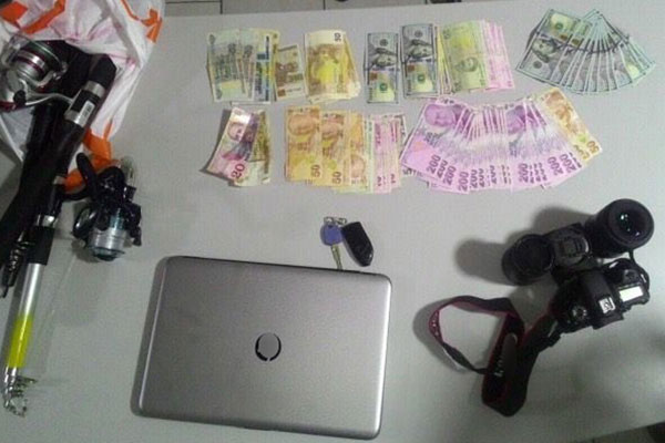 Sinyal kesiciyle otomobilden para çaldılar