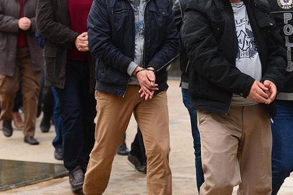 10 asker FETÖ'den tutuklandı