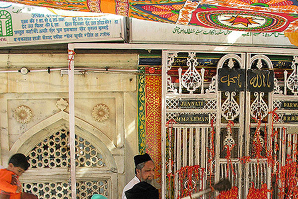 Hindistan'da dergaha saldıranlara müebbet