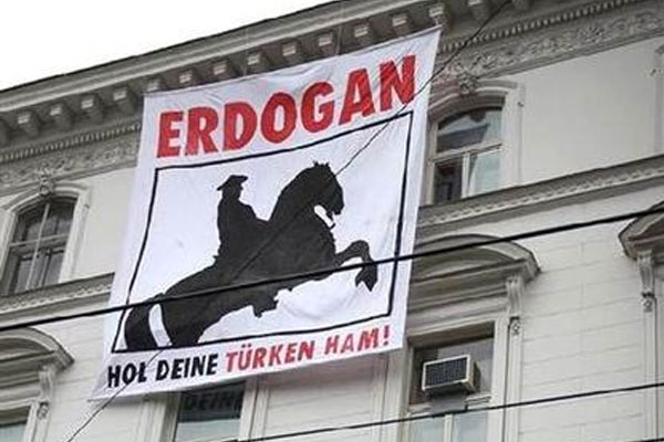 Türk Büyükelçiliği'ne pankartlı saldırı