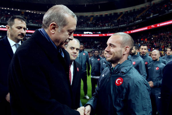 Hollanda basınından Sneijder'e Erdoğan sorusu: Pişman mısın?