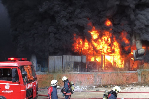 İstanbul Beyoğlu'nda iş yeri yangını