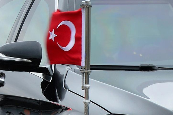 Makedonya'da Türk bayrağına saldırı girişimi