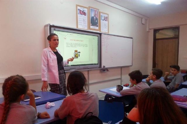 Okullarda akılcı ilaç kullanımı anlatılıyor