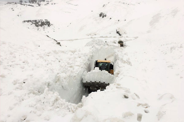 Hakkari'de askeri üs yoluna çığ düştü