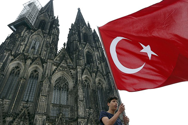 Almanya'da derneklerden 'Hayır' için imza kampanyası