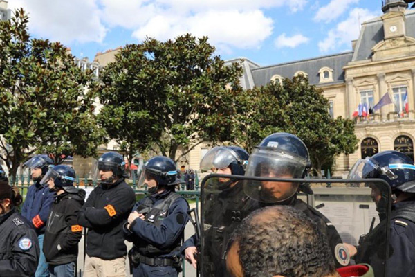 Fransız polisler camiyi bastı