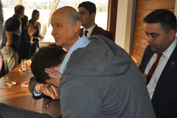 Bahçeli'yi görünce gözyaşlarına boğuldu