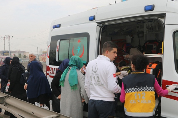 Servis midibüsü ile halk otobüsü çarpıştı: 19 yaralı