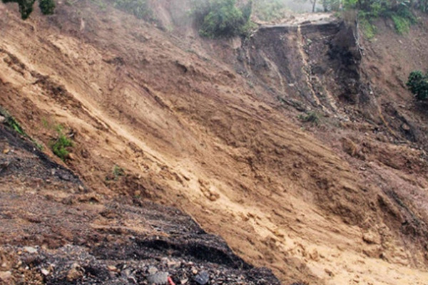 Kırgızistan'da heyelan: 1 aile toprak altında