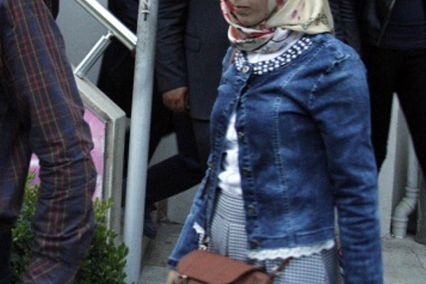 Ak Parti standındaki başörtülülere saldırı