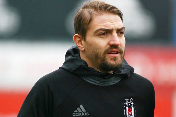 Caner'in emsalleri el yakıyor
