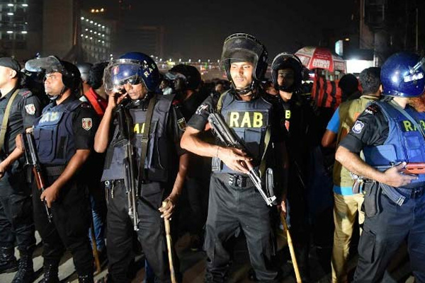 Bangladeş polisine çifte saldırı!