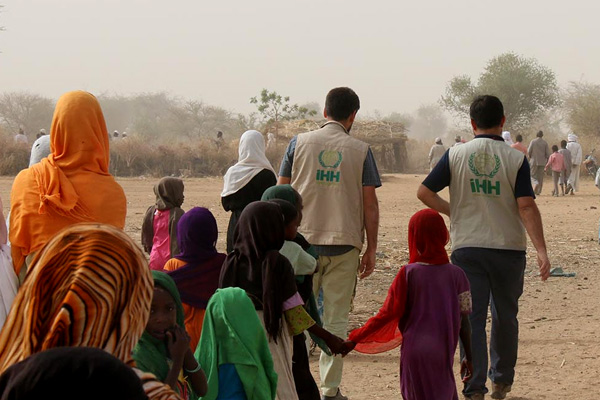 Afrika'da gönülden gülen beyazlar: Genç İHH'lılar