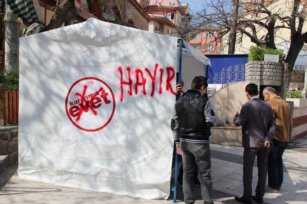 ’Evet’ standına boyalı saldırı