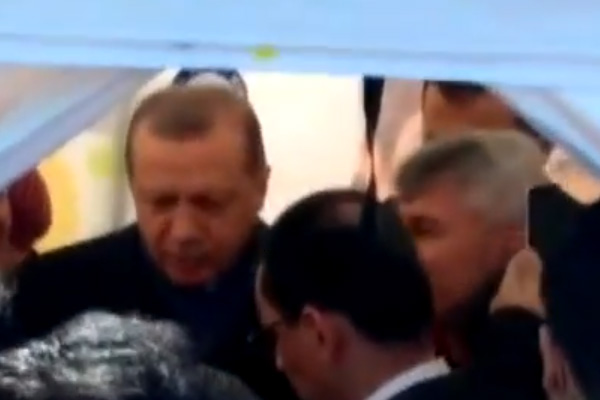 Erdoğan, CHP'nin 'hayır' standını ziyaret etti