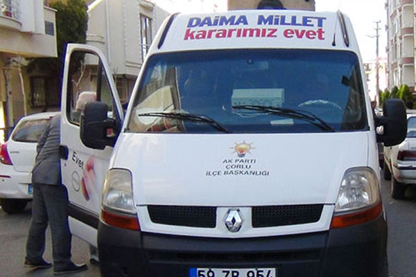 ’Evet’ çalışması yapan seçim aracı şoförüne darp