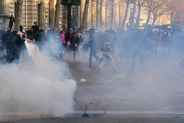 Fransa'da polis şiddeti protesto ediliyor