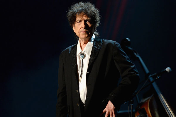 Bob Dylan,  Nobel ödülünü sonunda alıyor
