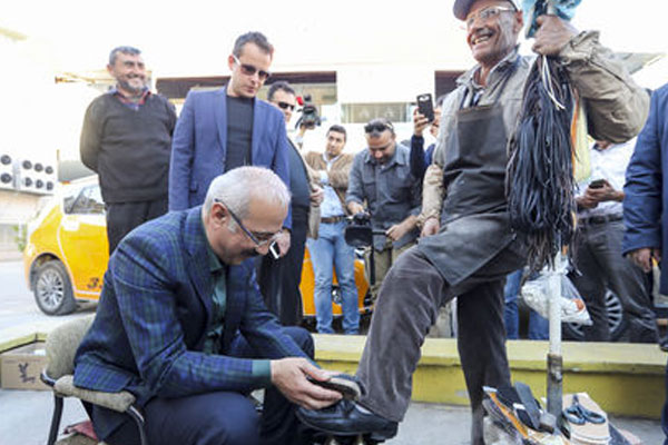 Bakan Elvan ayakkabı fırçaladı