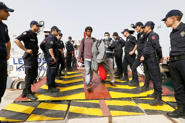 Yunanistan 18 sığınmacıyı Türkiye'ye gönderdi