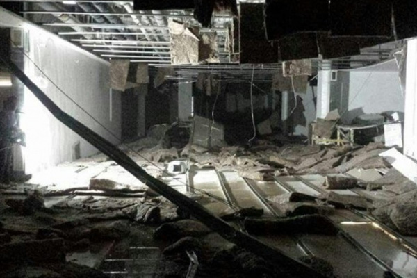 Hastane inşaatında asma tavan çöktü