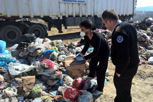 5 tonluk çöpte bin lira aradılar