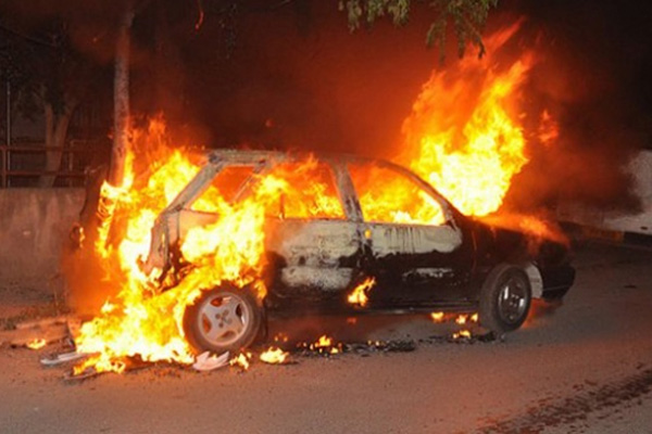 Park halindeki araçlar alev alev yandı