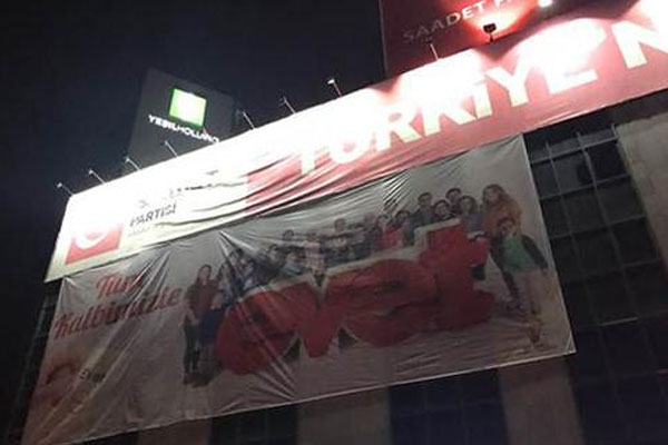 Saadet Partisi binasına 'Evet' pankartı astılar