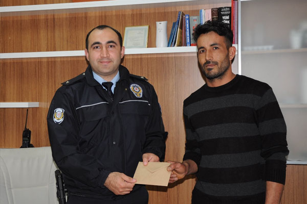 Bulduğu parayı polise teslim etti