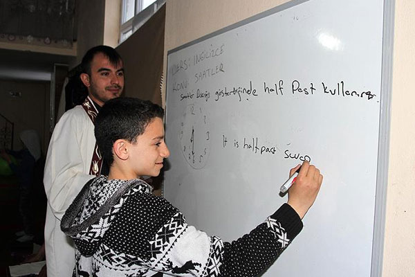 İmamdan yoksul çocuklara camide eğitim